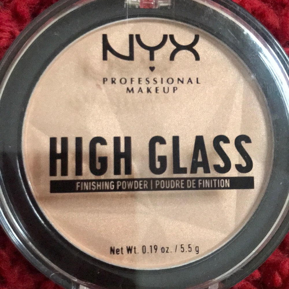 NYX High Glass Finishing Powder in Light